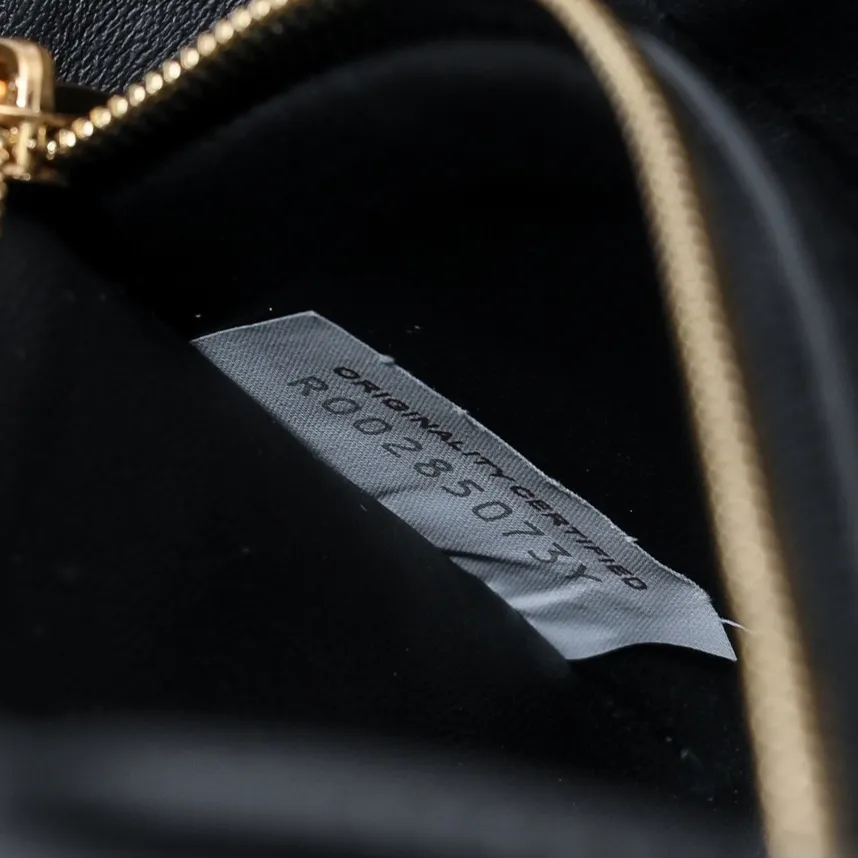 Batch 1420 Bottega Veneta's new style 🆕 mini andiamo bag is so pretty. The dark brown color is very versatile. It is high-end and casual and sexy. Andiamo is not only a commuter bag 🥰 It can be worn crossbody and carried by hand, and it is no problem to match it with evening wear. It can be matched with clothes casually, showing high-end elegance. Style number: 5545 Size: 21.5*13*4.5cm
